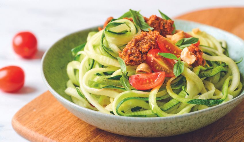 Saludable receta de espaguetis de calabacín con espárragos y queso 3 Merca2.es ¿Cómo preparar espaguetis de calabacín de manera fácil y rápida?